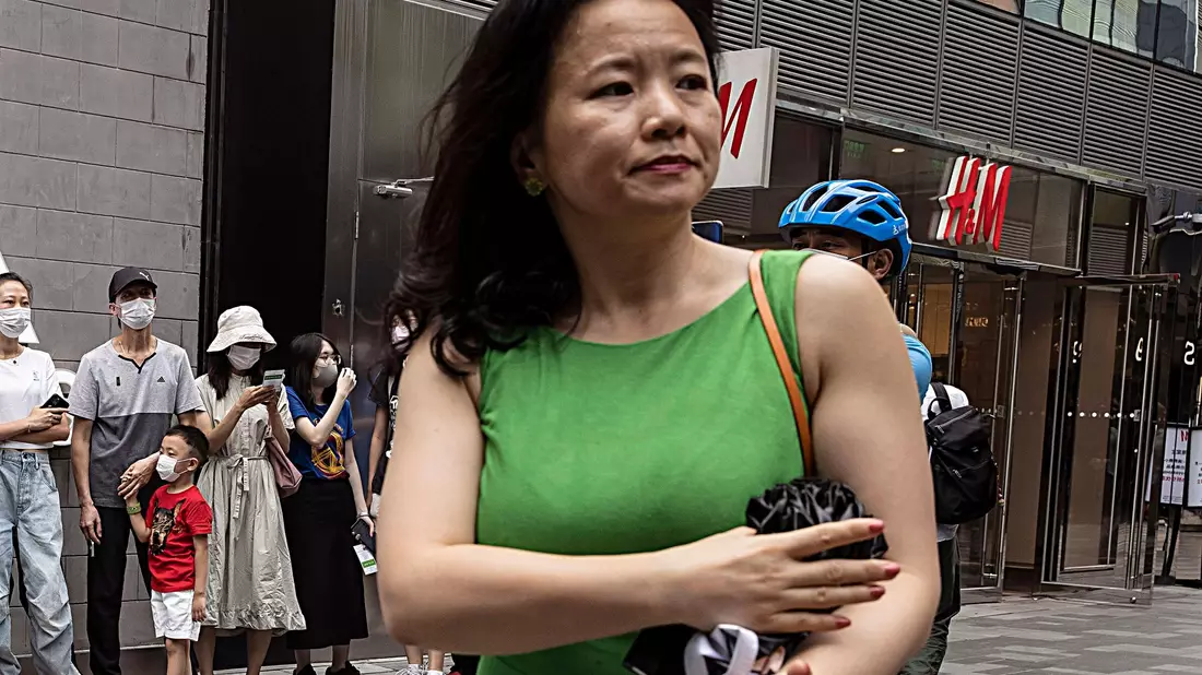 Cheng Lei, eine in China geborene australische Journalistin für CGTN, den englischsprachigen Kanal von China Central Television, ist nach drei Jahren Haft wieder auf freiem Fuß. - Bild: Ng Han Guan/AP