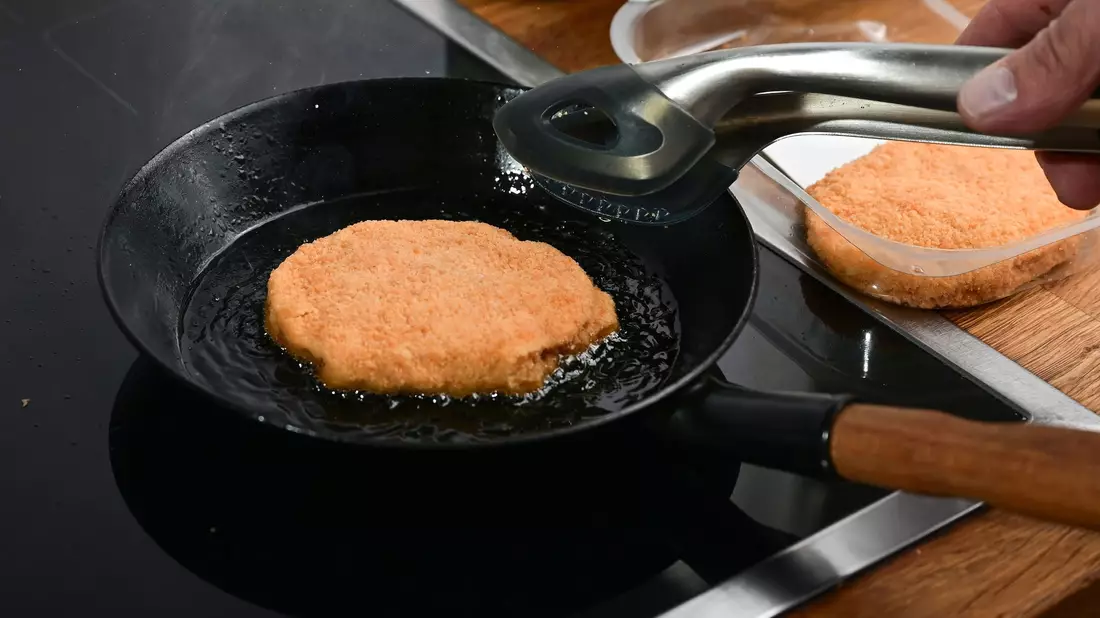 Veganes Cordon Bleu: Verbraucherinnen und Verbrauchern steht mittlerweile ein großes Sortiment an Fleischersatzprodukten zur Verfügung. - Bild: Bernd Weißbrod/dpa/Illustration