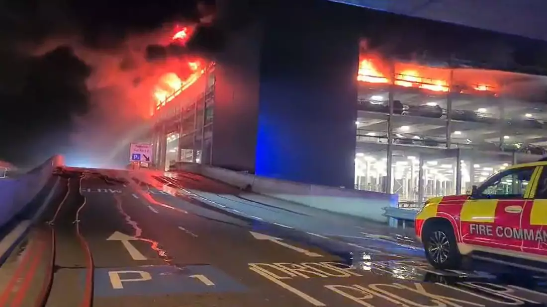 Flammen in einem Parkhaus am Londoner Flughafen Luton. - Bild: Bedfordshire Fire And Rescue Ser/PA Media/dpa