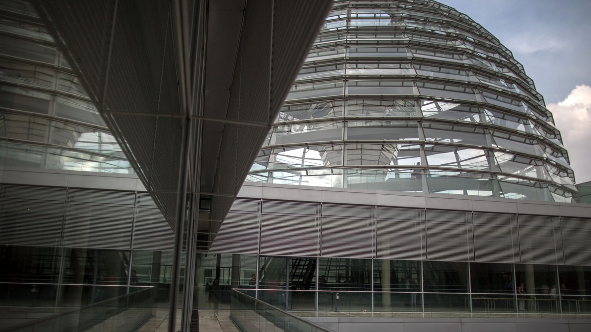 Die Kuppel auf dem ehemaligen Reichstagsgebäude, dem Sitz des Deutschen Bundestags. - Foto: picture alliance / dpa