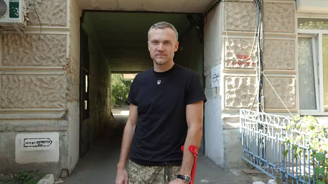Der verwundete ukrainische Soldat Kostjantyn Tschekalkyn in Kiew. Er durchläuft hier Reha-Maßnahmen in einem chirurgischen Krankenhaus. - Bild: Friedemann Kohler/dpa