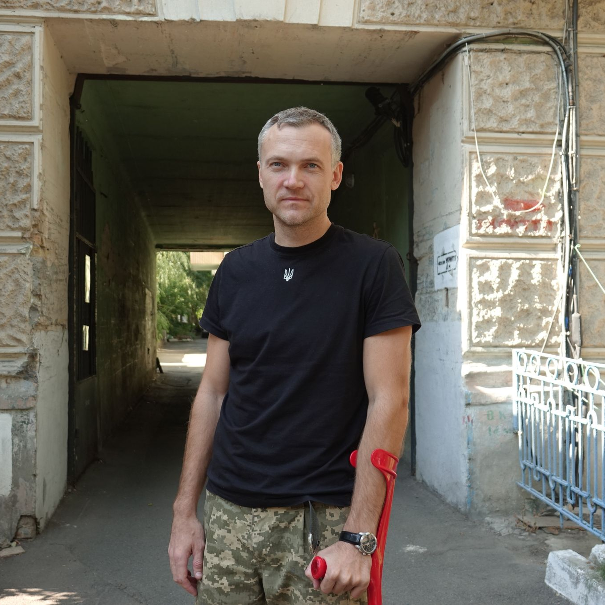 Der verwundete ukrainische Soldat Kostjantyn Tschekalkyn in Kiew. Er durchläuft hier Reha-Maßnahmen in einem chirurgischen Krankenhaus. - Foto: Friedemann Kohler/dpa