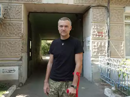 Der verwundete ukrainische Soldat Kostjantyn Tschekalkyn in Kiew. Er durchläuft hier Reha-Maßnahmen in einem chirurgischen Krankenhaus. - Foto: Friedemann Kohler/dpa