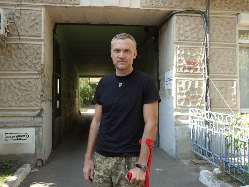 Der verwundete ukrainische Soldat Kostjantyn Tschekalkyn in Kiew. Er durchläuft hier Reha-Maßnahmen in einem chirurgischen Krankenhaus. - Foto: Friedemann Kohler/dpa