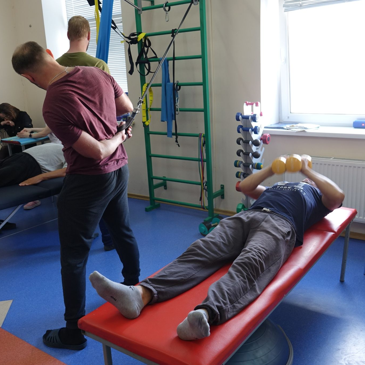 Verwundete ukrainische Soldaten in einem chirurgischen Krankenhaus in Kiew bei ihrer Rehabilition. - Foto: Friedemann Kohler/dpa