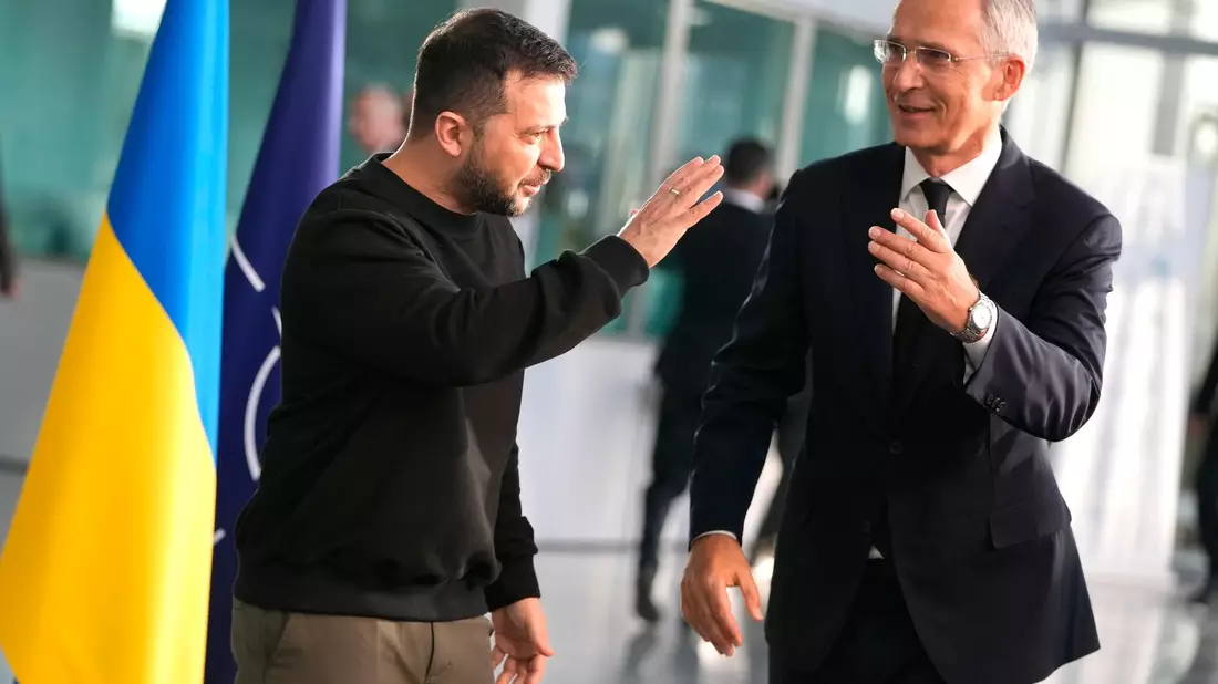 Wolodymyr Selenskyj zusammen mit Nato-Generalsekretär Jens Stoltenberg im Nato-Hauptquartier in Brüssel. - Bild: Virginia Mayo/AP/dpa
