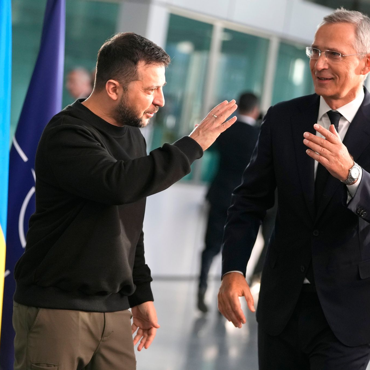 Wolodymyr Selenskyj zusammen mit Nato-Generalsekretär Jens Stoltenberg im Nato-Hauptquartier in Brüssel. - Foto: Virginia Mayo/AP/dpa