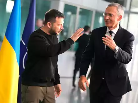 Wolodymyr Selenskyj zusammen mit Nato-GeneralsekretĂ€r Jens Stoltenberg im Nato-Hauptquartier in BrĂŒssel. - Foto: Virginia Mayo/AP/dpa