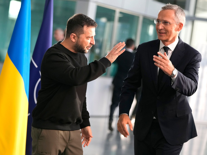 Wolodymyr Selenskyj zusammen mit Nato-Generalsekretär Jens Stoltenberg im Nato-Hauptquartier in Brüssel. - Foto: Virginia Mayo/AP/dpa