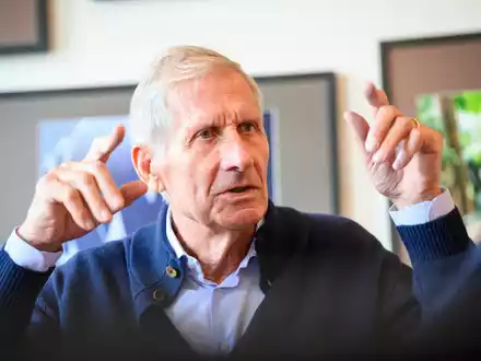 Ulrich Wickert ist entsetzt über die Schließungspläne bei den Goethe-Instituten. - Foto: Jonas Walzberg/dpa