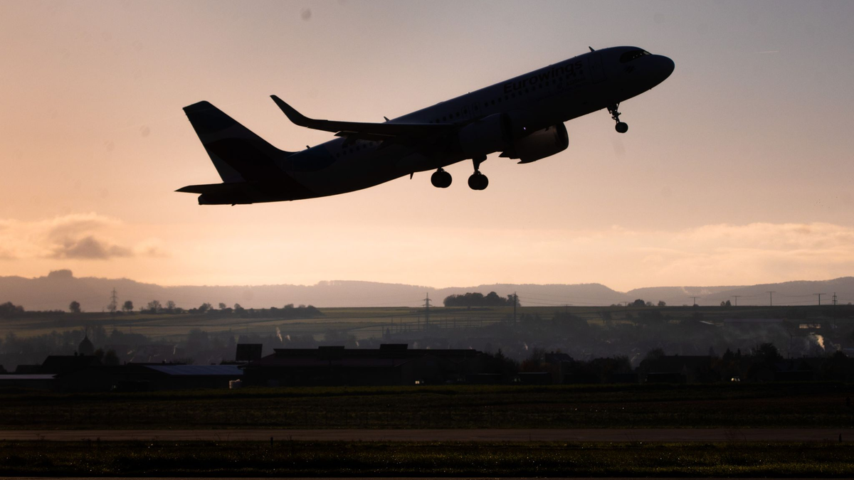 Das Passagieraufkommen an Flughäfen hat wieder deutlich zugenommen. - Foto: Christoph Schmidt/dpa/Symbolbild