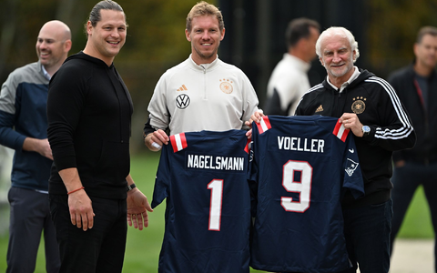 Julian Nagelsmann und Sportdirektor Rudi Völler mit Trikots der New England Patriots. - Foto: Federico Gambarini/dpa Julian Nagelsmann und Sportdirektor Rudi Völler mit Trikots der New England Patriots. - Foto: Federico Gambarini/dpa