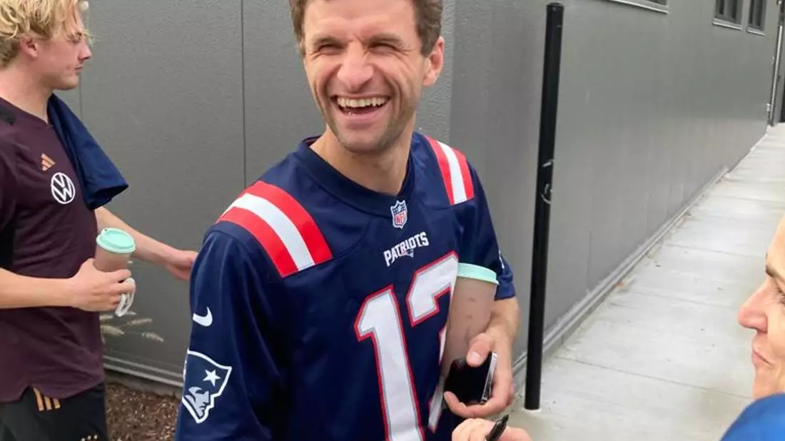 Thomas Müller hat im Patriots-Trikot sichtlich Spaß. - Bild: Arne Richter/dpa