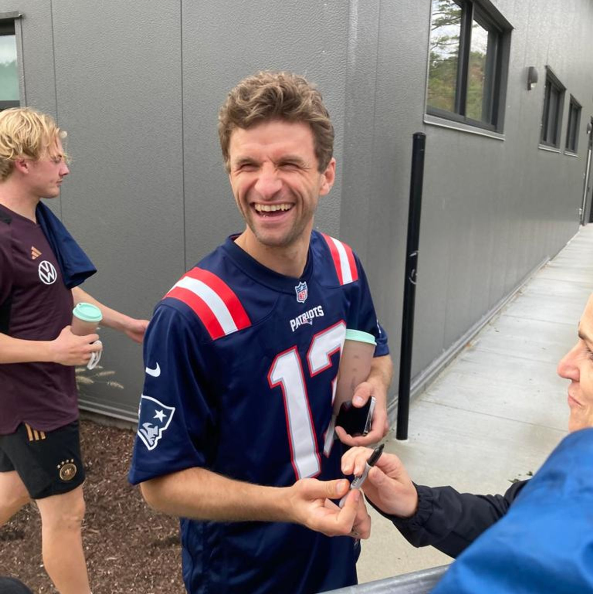 Thomas Müller hat im Patriots-Trikot sichtlich Spaß. - Foto: Arne Richter/dpa