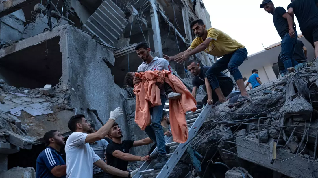 Palästinenser haben nach einem israelischen Luftangriff ein junges Mädchen aus den Trümmern eines zerstörten Wohnhauses in Gaza-Stadt gerettet. - Bild: Fatima Shbair/AP