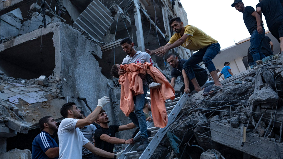 Palästinenser haben nach einem israelischen Luftangriff ein junges Mädchen aus den Trümmern eines zerstörten Wohnhauses in Gaza-Stadt gerettet. - Foto: Fatima Shbair/AP