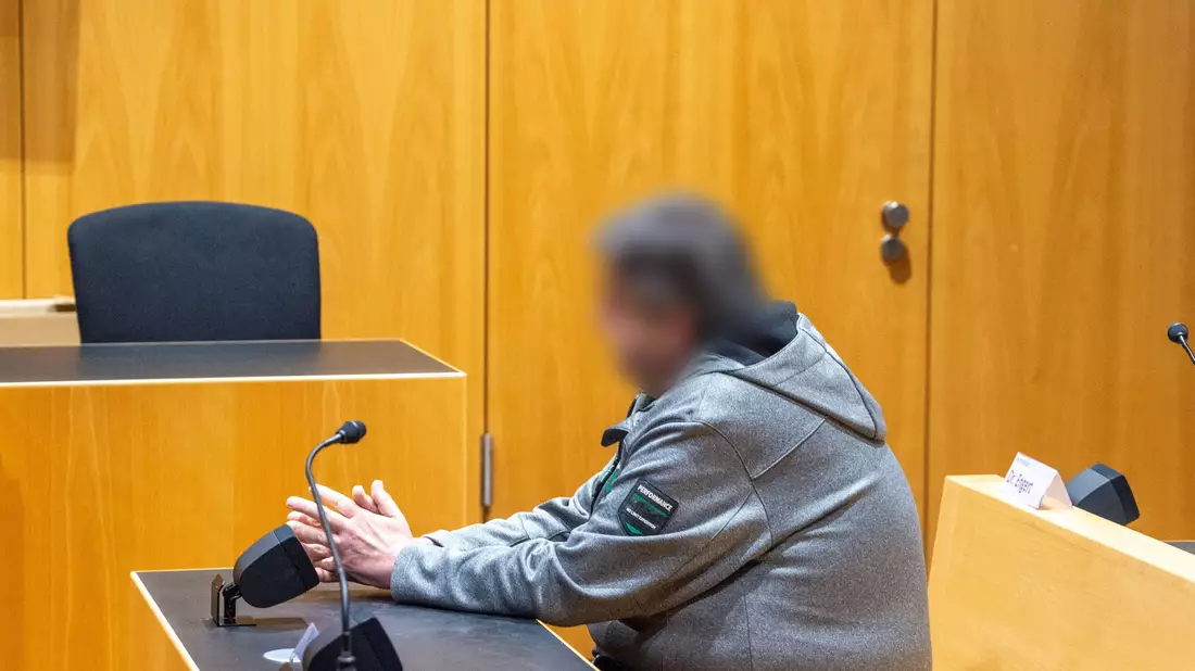 Im Augsburger Strafjustizzentrum bewachen Justizwachtmeister Familienangehörige, die wegen der Bedrohung und Misshandlung eines Mädchens angeklagt sind. - Bild: Stefan Puchner/dpa