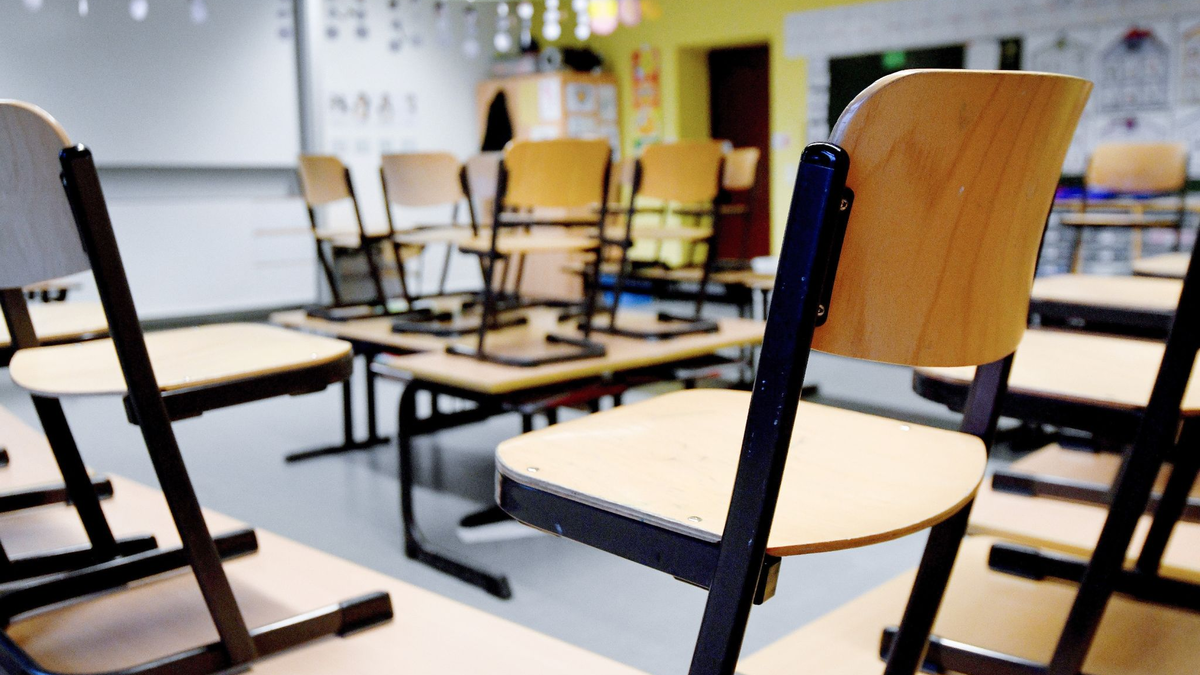 Stühle stehen in einem Klassenzimmer in einer Grundschule auf den Tischen. (Symbolbild) - Foto: Caroline Seidel-Dißmann/dpa