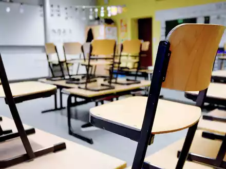 Stühle stehen in einem Klassenzimmer in einer Grundschule auf den Tischen. (Symbolbild) - Foto: Caroline Seidel-Dißmann/dpa