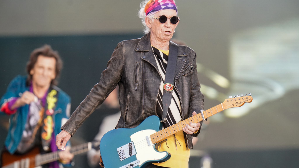 Keith Richards (vorn) und Ronnie Wood von den Rolling Stones im Hyde Park in London auf der Bühne. - Foto: Ian West/PA Wire/dpa