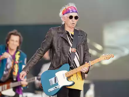 Keith Richards (vorn) und Ronnie Wood von den Rolling Stones im Hyde Park in London auf der Bühne. - Foto: Ian West/PA Wire/dpa
