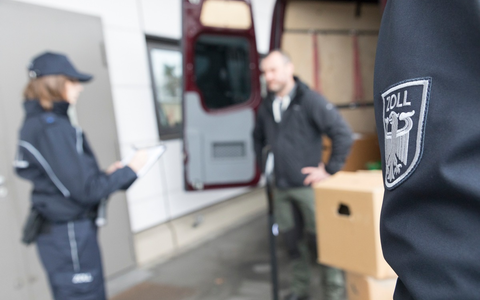 HZA-SW: Paketdienstleister im Fokus - Schweinfurter Zoll an bundesweiter Schwerpunktprüfung gegen Schwarzarbeit und illegale Beschäftigung beteiligt - Foto: presseportal.de