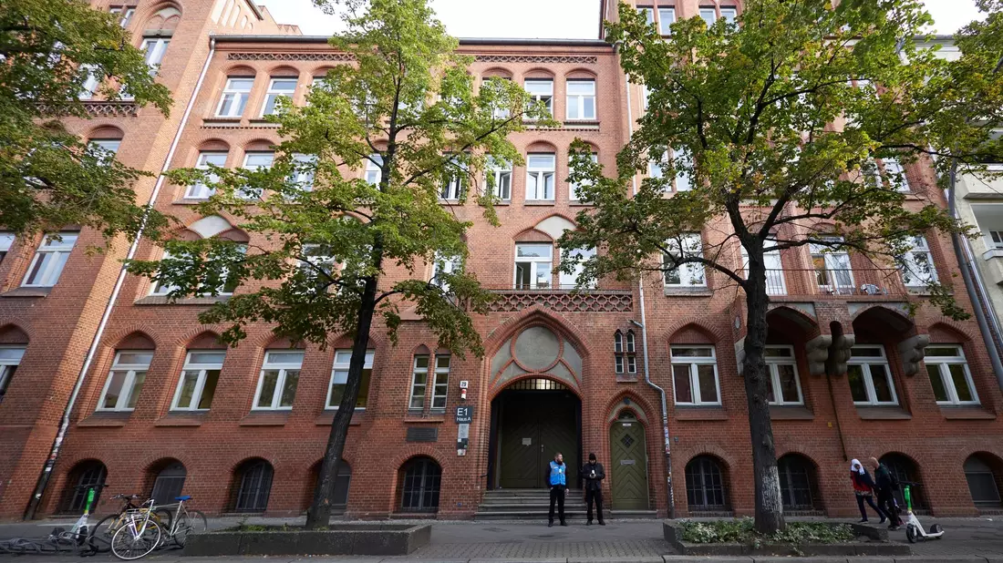 Blick auf den Eingang des Ernst-Abbe-Gymnasiums im Berliner Stadtteil Neukölln. An dieser Schule kam es zu einen Vorfall im Zusammenhang mit dem Israel-Konflikt. - Bild: Joerg Carstensen/dpa