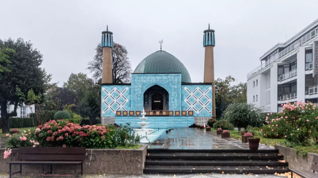 Das Islamische Zentrum Hamburg (IZH) der Imam-Ali-Moschee, auch Blaue Moschee genannt, an der Außenalster. - Bild: Markus Scholz/dpa