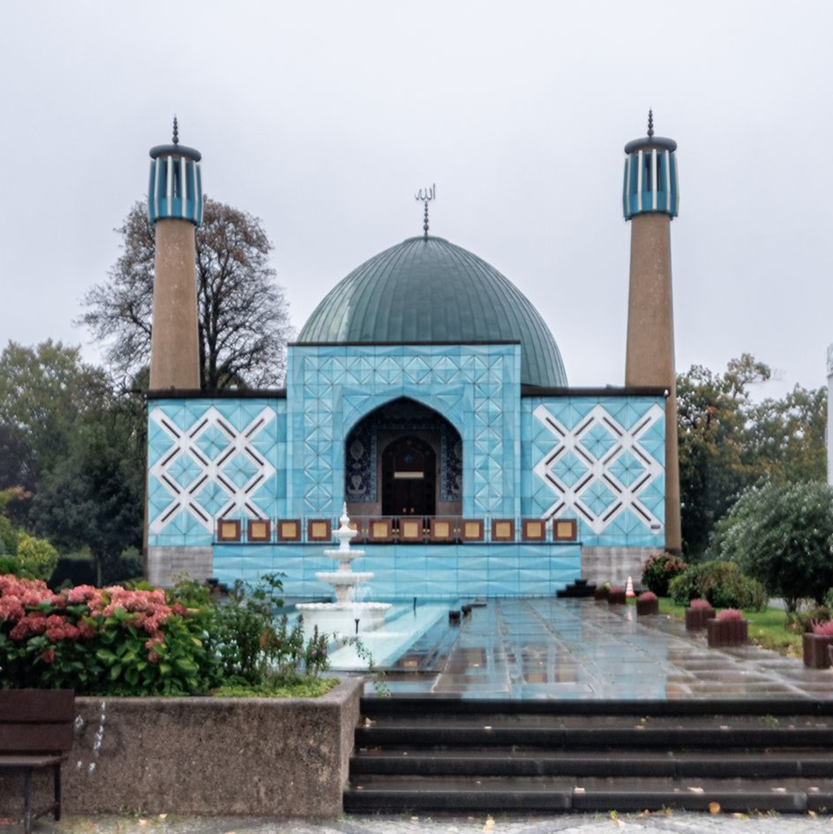 Das Islamische Zentrum Hamburg (IZH) der Imam-Ali-Moschee, auch Blaue Moschee genannt, an der Außenalster. - Foto: Markus Scholz/dpa