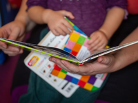 Die Bildungsstudie «Vorlesemonitor» betont die Wichtigkeit des Vorlesens für Kinder. - Foto: Fernando Gutierrez-Juarez/dpa