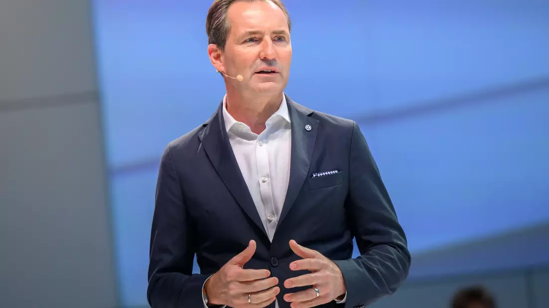 Der VW-Markenchef Thomas Schäfer begründet die Einstellung des Modells Up mit neuen Regeln für die Cybersecurity in Neuwagen. - Bild: Julian Stratenschulte/dpa