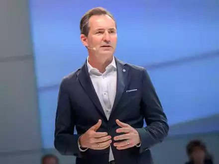 Der VW-Markenchef Thomas Schäfer begründet die Einstellung des Modells Up mit neuen Regeln für die Cybersecurity in Neuwagen. - Foto: Julian Stratenschulte/dpa