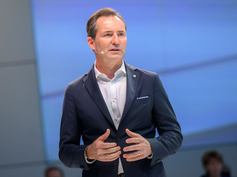 Der VW-Markenchef Thomas Schäfer begründet die Einstellung des Modells Up mit neuen Regeln für die Cybersecurity in Neuwagen. - Foto: Julian Stratenschulte/dpa