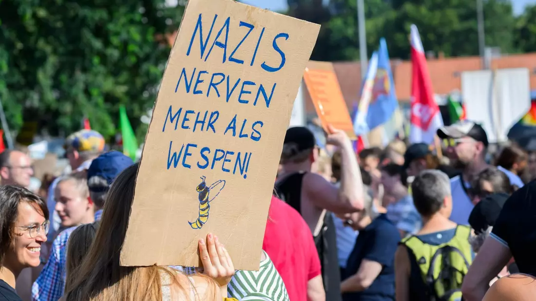 Demonstranten bei einer Demonstration gegen den Landesparteitag der AfD Niedersachsen in der Congress Union Celle. - Bild: Julian Stratenschulte/dpa