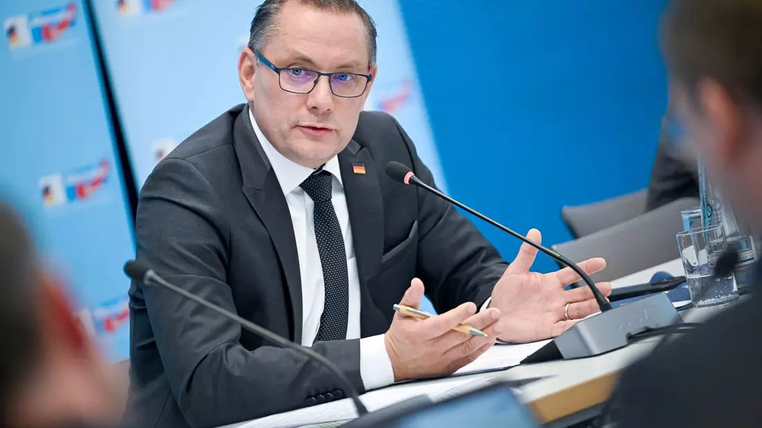 AfD-Chef Tino Chrupalla war vor einer geplanten Rede in Ingolstadt behandelt und ins Krankenhaus gebracht worden. - Bild: Britta Pedersen/dpa