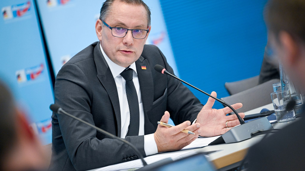 AfD-Chef Tino Chrupalla äußert sich bei einer Pressekonferenz zu dem Vorfall in Ingolstadt. - Foto: Britta Pedersen/dpa