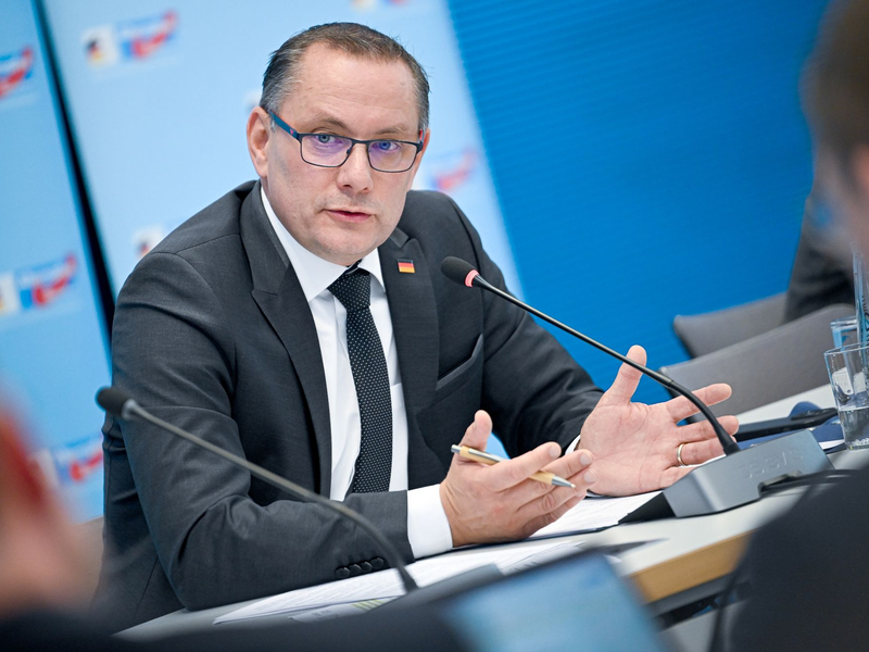 AfD-Chef Tino Chrupalla äußert sich bei einer Pressekonferenz zu dem Vorfall in Ingolstadt. - Foto: Britta Pedersen/dpa