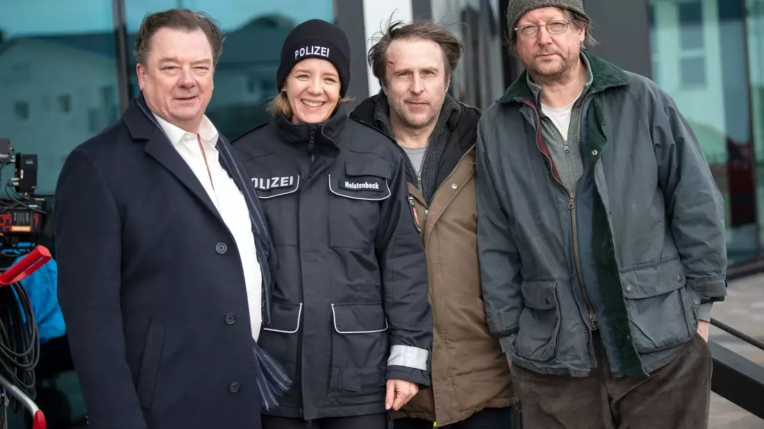 Die Schauspieler Peter Kurth (l-r), Katrin Wichmann, Bjarne Mädel und Matthias Brandt am Set von Sörensen hat Angst. - Bild: Sina Schuldt/dpa