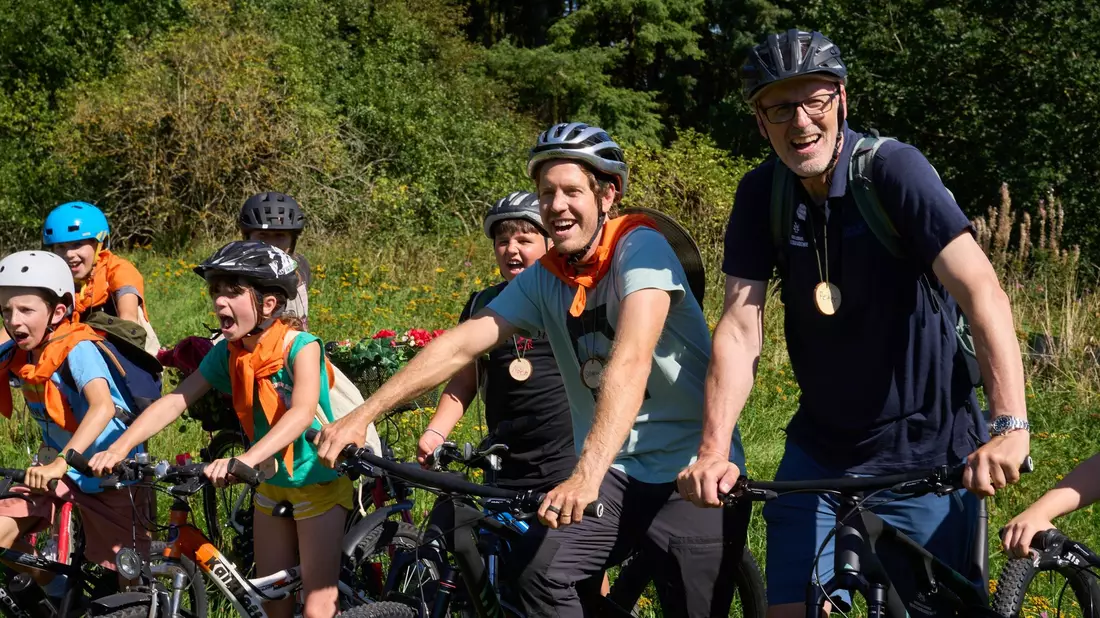 Ex-Formel-1-Weltmeister Sebastian Vettel und Förster und Buchautor Peter Wohlleben (r) erkunden zusammen mit Grundschülern aus Wershofen die Natur rund um den Nürburgring. - Bild: Thomas Frey/dpa