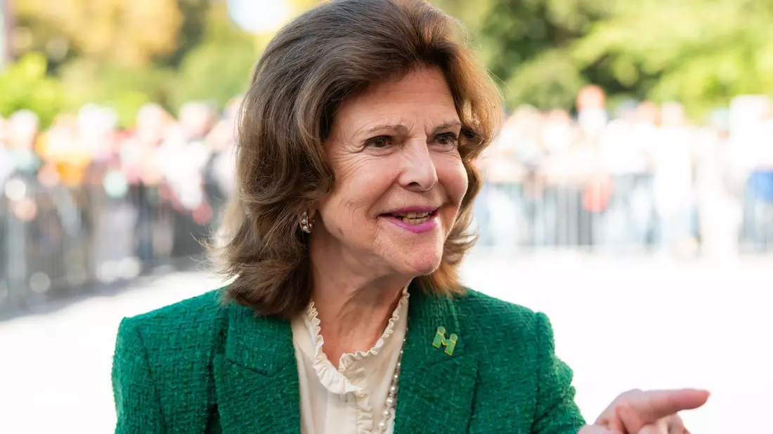 Königin Silvia von Schweden im Schlosshof der Insel Mainau. - Bild: Silas Stein/dpa