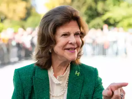 Königin Silvia von Schweden im Schlosshof der Insel Mainau. - Foto: Silas Stein/dpa