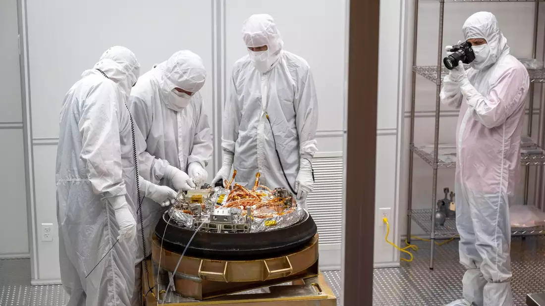 Wissenschaftler arbeiten an der von der Nasa-Sonde «Osiris-Rex» über der Erde abgeworfenen Kapsel mit einer Geröllprobe vom Asteroiden Bennu. - Bild: Keegan Barber/Nasa/Zuma Press/dpa