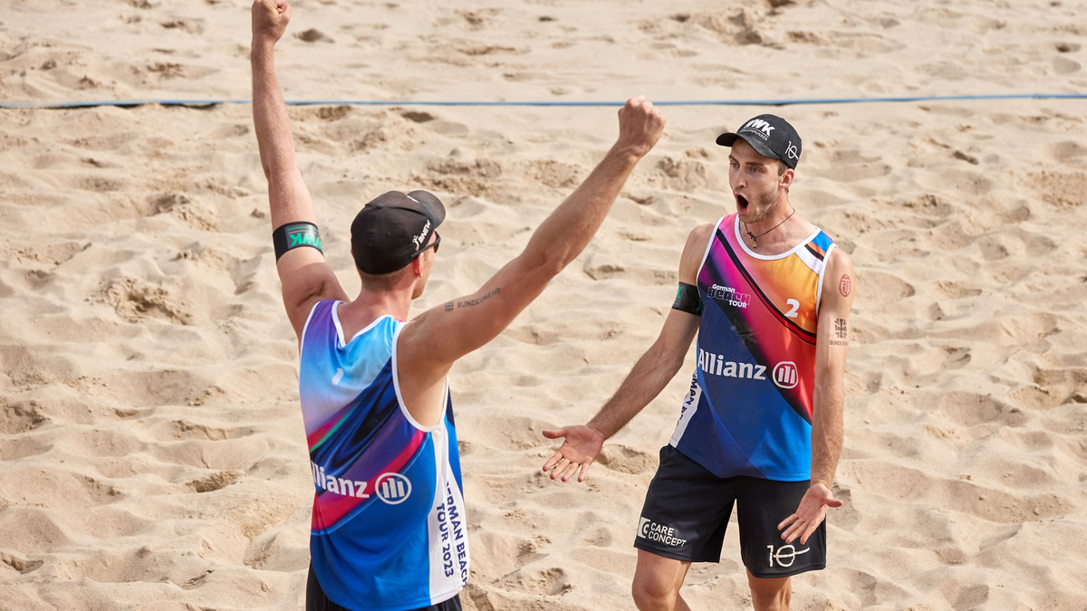 Stehen bei der Beach-WM im Achtelfinale: Nils Ehlers (l) und Clemens Wickler. - Foto: Georg Wendt/dpa/Archivbild