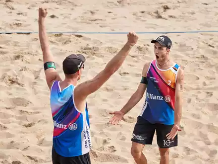 Stehen bei der Beach-WM im Achtelfinale: Nils Ehlers (l) und Clemens Wickler. - Foto: Georg Wendt/dpa/Archivbild