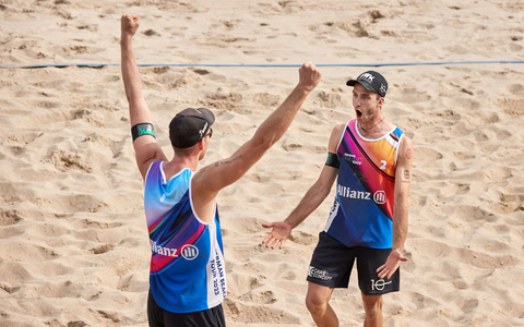 Stehen bei der Beach-WM im Achtelfinale: Nils Ehlers (l) und Clemens Wickler. - Foto: Georg Wendt/dpa/Archivbild