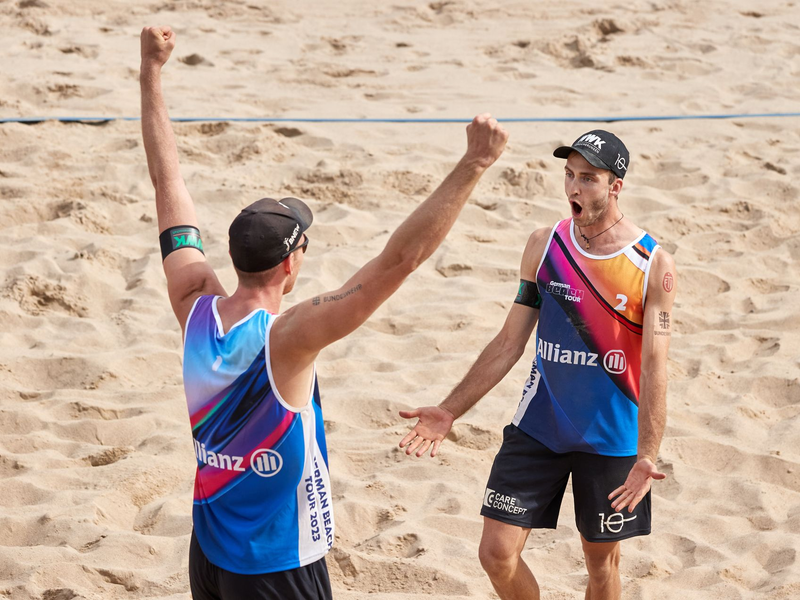 Stehen bei der Beach-WM im Achtelfinale: Nils Ehlers (l) und Clemens Wickler. - Foto: Georg Wendt/dpa/Archivbild