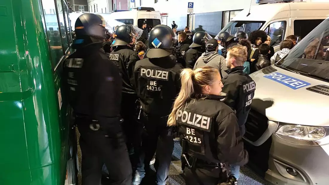 Personalienfeststellung nach Pro-Palästina-Demo in Berlin-Neukölln am 11.10.2023 - Bild: ?ber dts Nachrichtenagentur