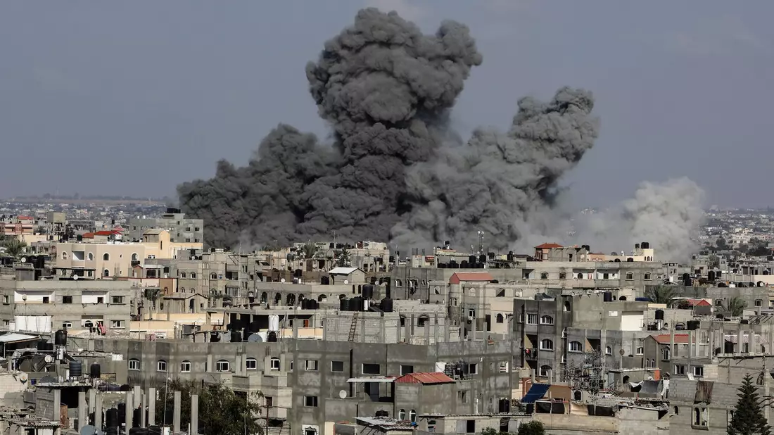 Rauchschwaden steigen nach israelischen Luftangriffen über dem Gazastreifen auf. - Bild: Abed Rahim Khatib/dpa