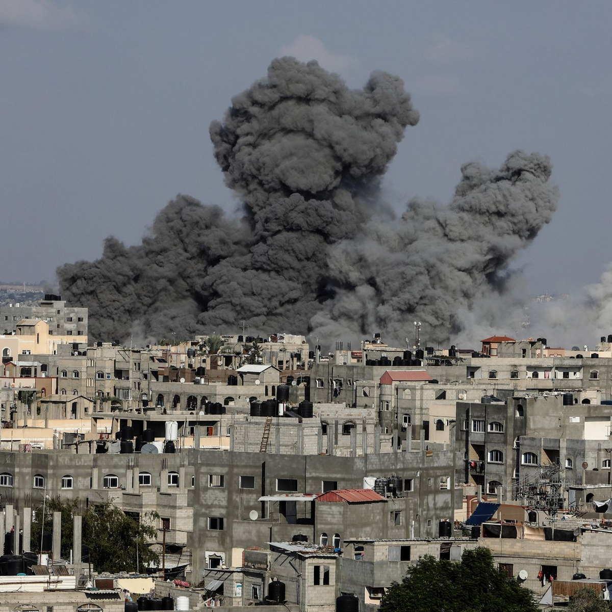 Rauchschwaden steigen nach israelischen Luftangriffen über dem Gazastreifen auf. - Foto: Abed Rahim Khatib/dpa