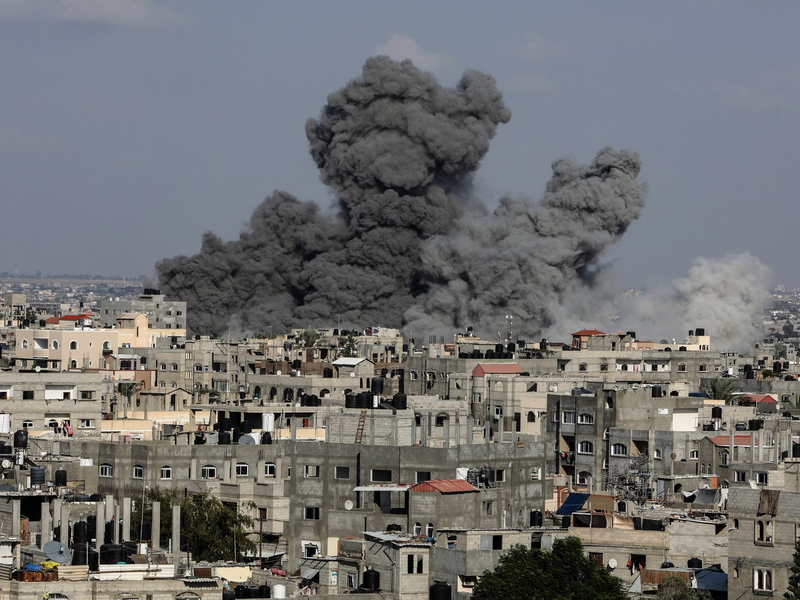 Rauchschwaden steigen nach israelischen Luftangriffen über dem Gazastreifen auf. - Foto: Abed Rahim Khatib/dpa